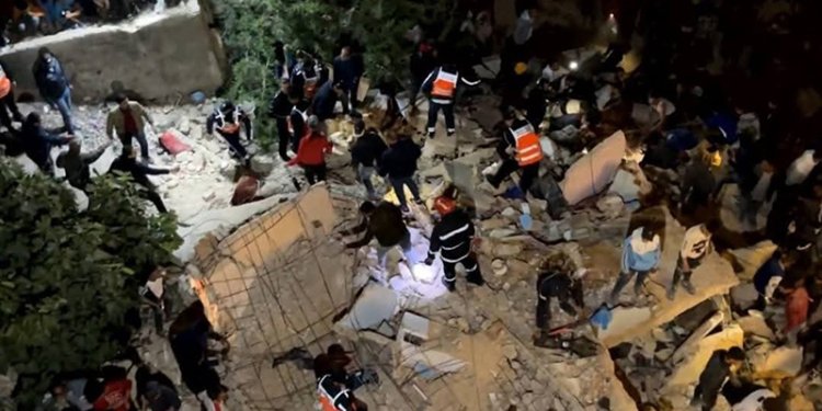 Fès: Neuf morts et sept blessés, le bilan provisoire de l'effondrement d'un immeuble