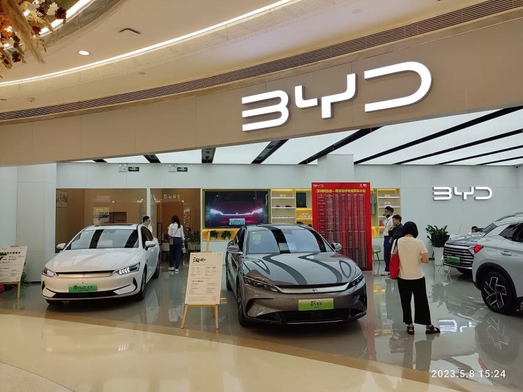 Véhicules électrique : le chinois BYD devance l'américain Tesla sur le marché européen