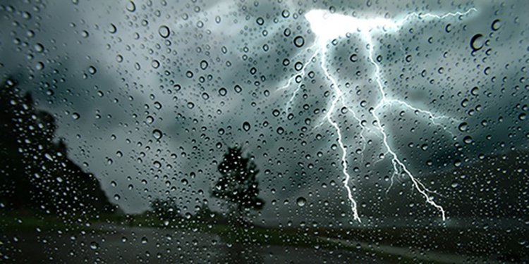 Averses orageuses avec grêle locale et rafales de vent sous orages